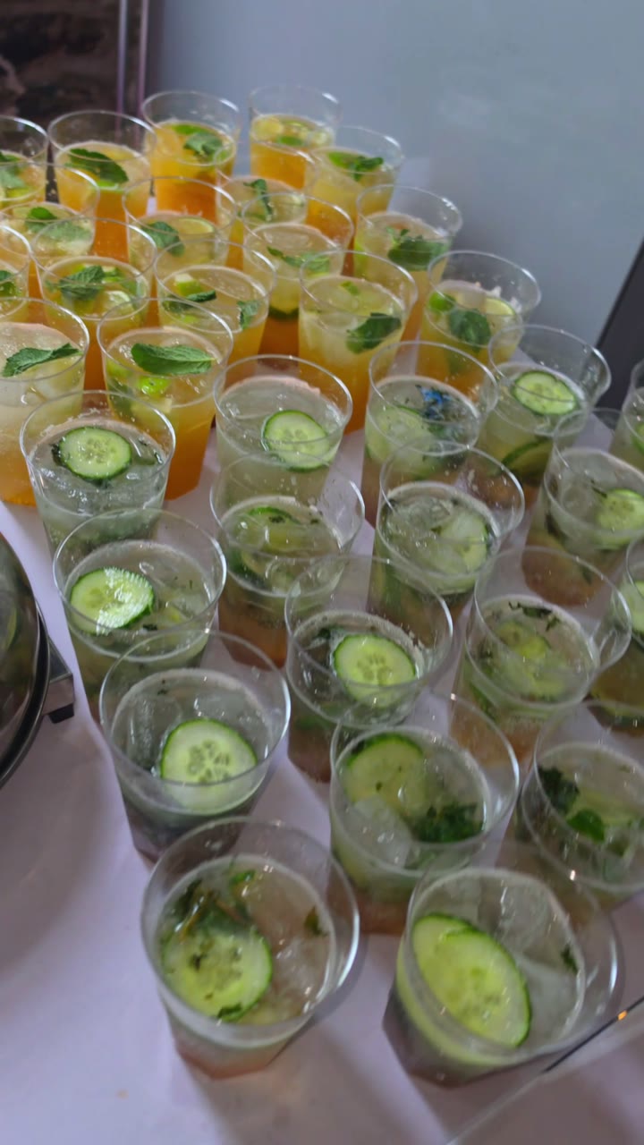 Frisch zubereitete Cocktails in Gläsern